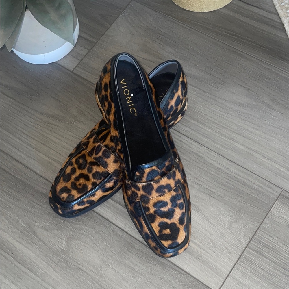Vionic Women's Animal Print Loafers size 8.5